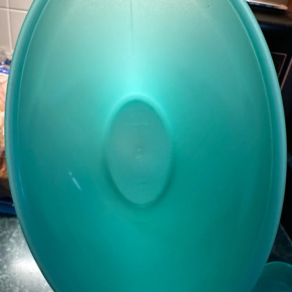 Tupperware green pitcher, 2.1 L - Picture 2 of 5